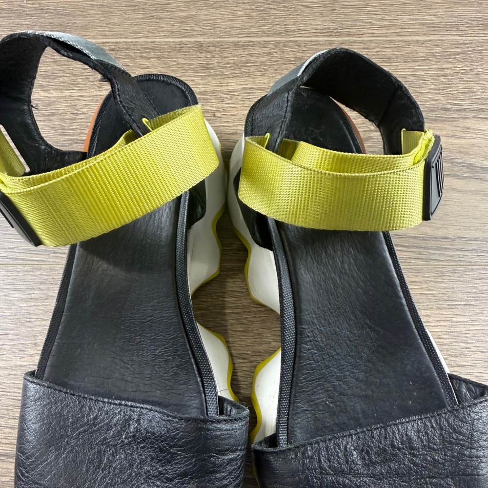 Sorel Kinetic Impact Y-Strap Standal Black/Yellow/White Size 9.5 Womens Outdoor - Picture 4 of 16